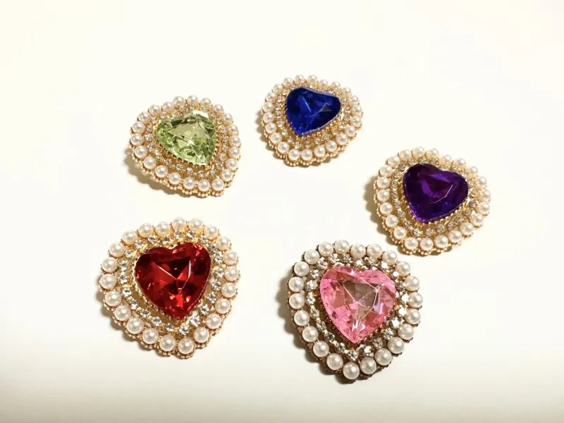 キラキラカラフルな「ハートのブローチ」