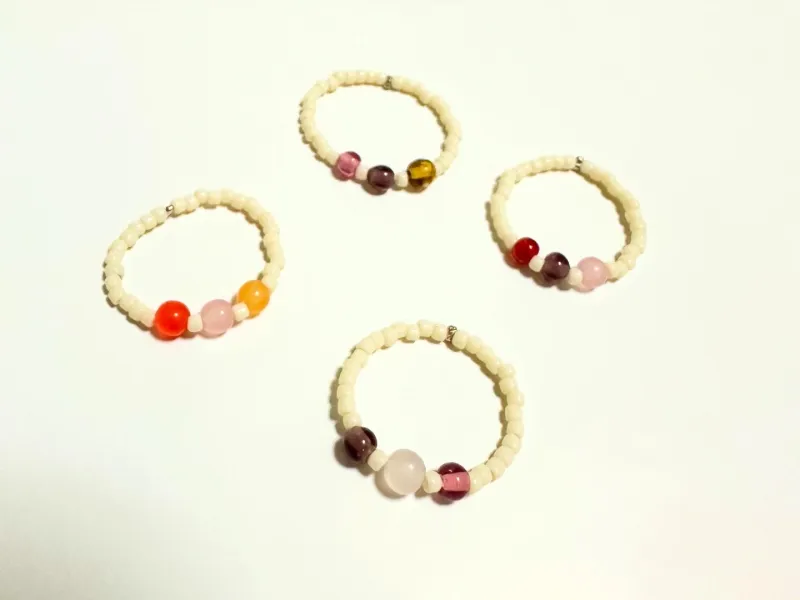 お団子のような「3色ビーズゆびわ」