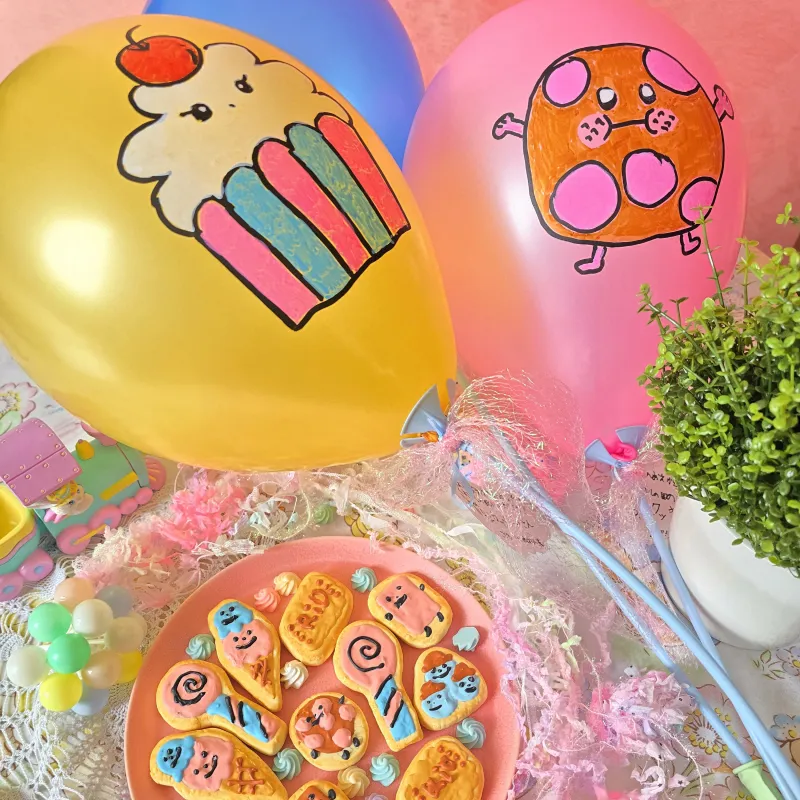 ゆるいお菓子のキャラクター風船。店長・りおがカラフルな風船におかしの国の住人を書いた風船です。キラキラリボン付き。