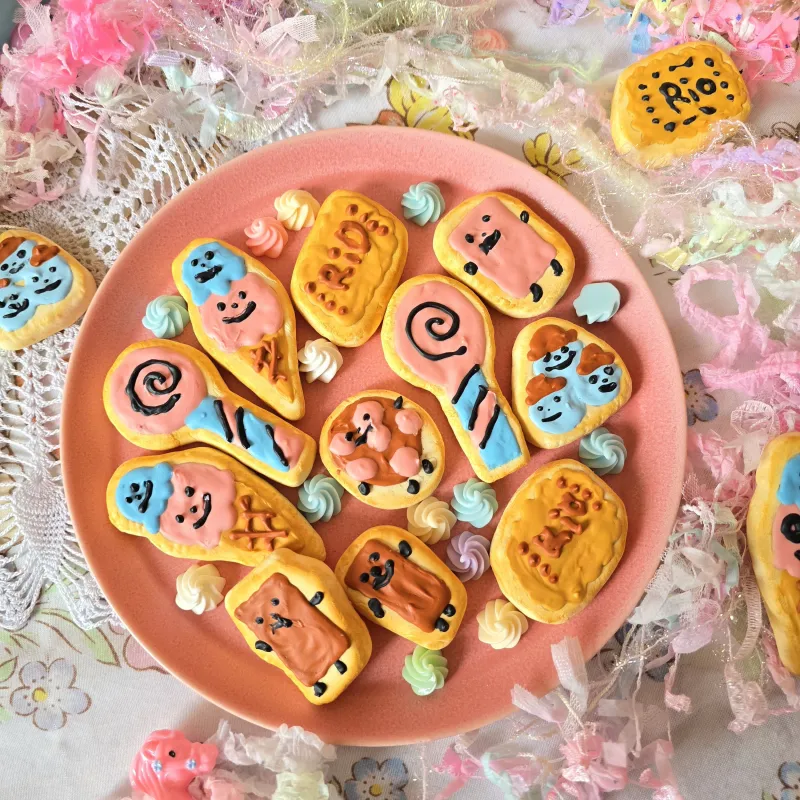 お菓子の国のキャラクターの粘土のお菓子