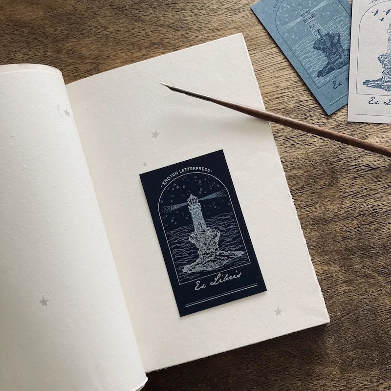 コーヒーをテーマにしたホワイトTシャツ。3サイズ展開で、男女問わず着用いただけます。