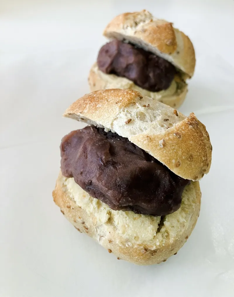 「カイザーあんバター」大豆で作る自家製バターと小豆のあんこを、カイザーロールにはさみます！