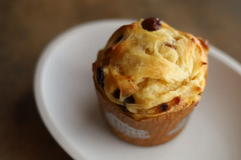 「フルーツブリオッシュ」洋酒漬けレモン・オレンジピールとラムレーズン入りの贅沢なブリオッシュ。