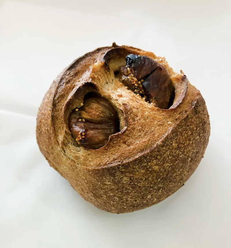 「いちじくと胡桃」有機いちじくの華やかさ、胡桃のコクが楽しい、ライ麦と小麦全粒粉のパン。