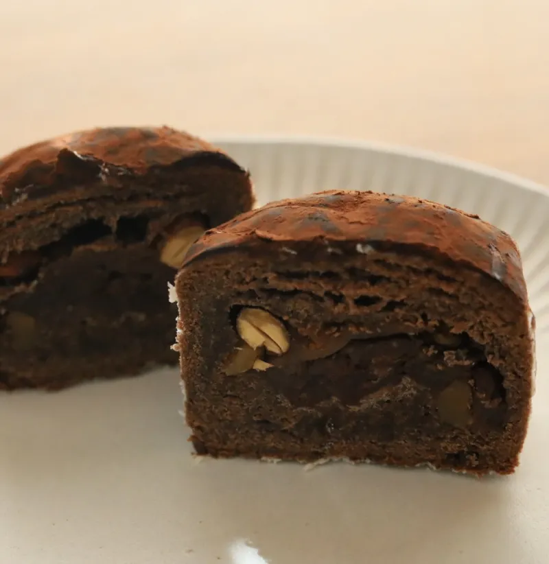 「アドベンチャーショコラ」木の実とラムレーズン、ワイン煮いちじく入りの小さなシュトレン。