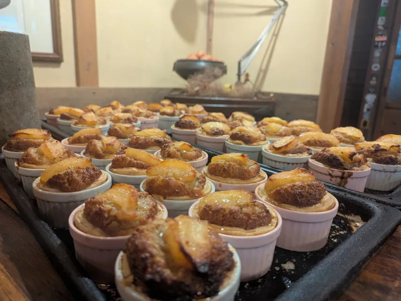 りんご・紅玉のタルト。りんごの酸味とゴロゴロナッツの食感がくせになります。