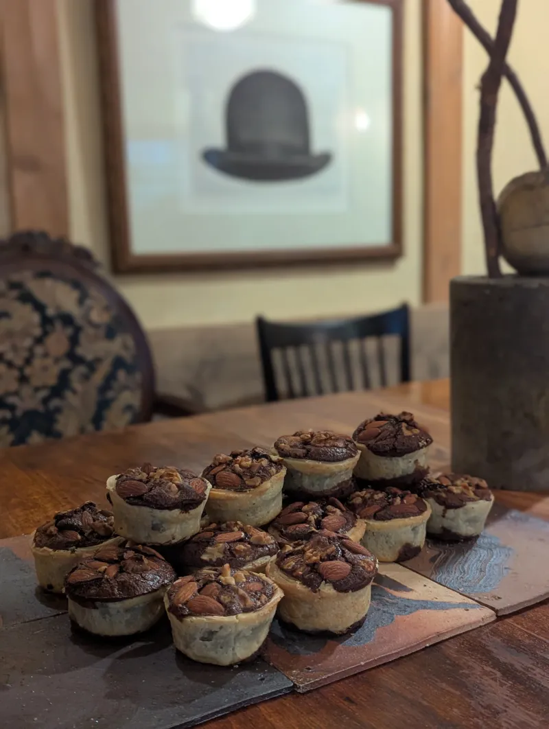 ナッツたっぷりチョコレートのタルトです。