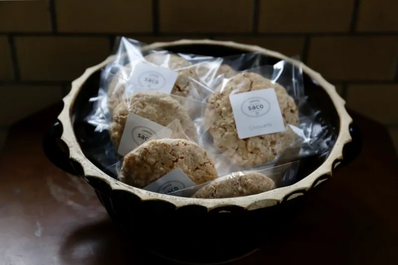 「クロッカン」ヘーゼルナッツやアーモンドが入ったザクザクした食感が楽しいお菓子です。