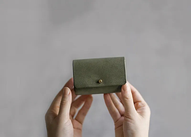 「こさいふM（ホック）」お札を折らずに収納できる、手のひらサイズの三つ折り財布です。