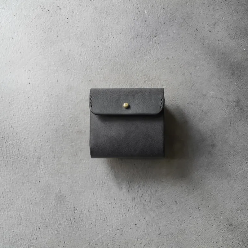 「ミニ折り財布（ヨコ）」コンパクトさとカード収納を諦めたくない方におすすめの二つ折り財布。