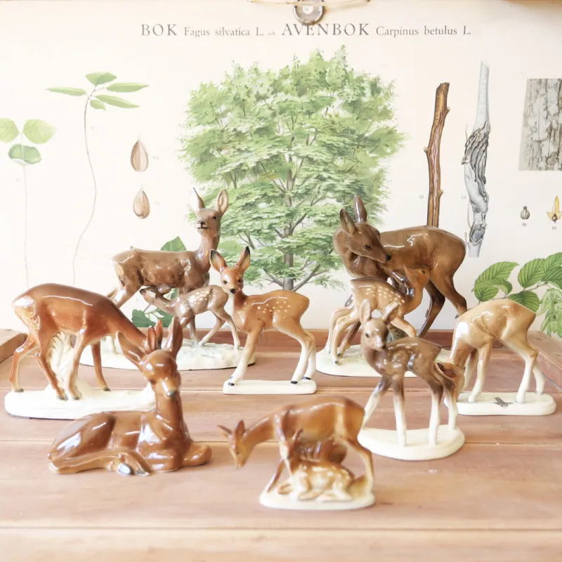 「ヴィンテージのシカのオブジェ」色々なポーズをとった大小様々な愛らしいシカたちです。