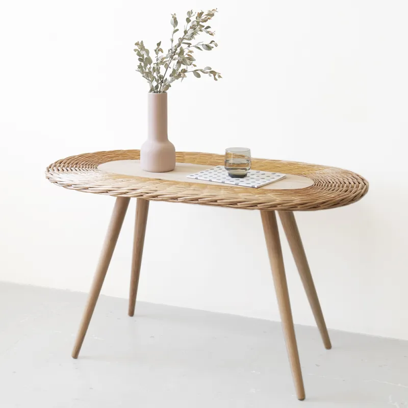 末広がりに伸びる脚部のデザインが美しい、ラタン編みで縁取られたサイドテーブルです。