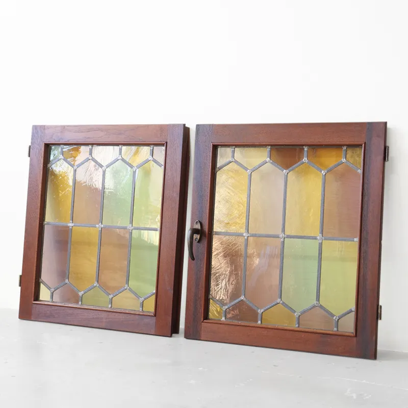 「デンマーク製のヴィンテージステンドグラス」キャンディーを溶かしたような淡い色合いでキラキラと光を通す様が美しいです。