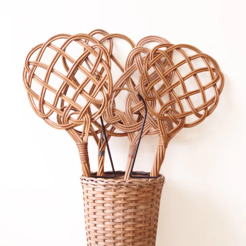 「ラタン製のヴィンテージカーペットビーター」壁に掛けてディスプレイしても素敵です。