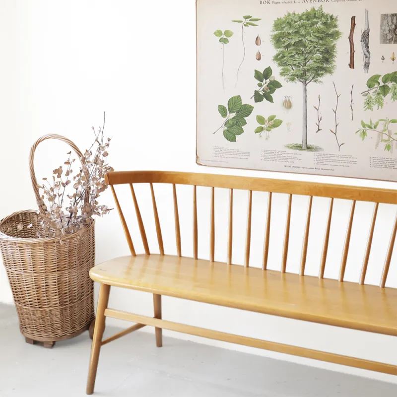 「スウェーデン製のヴィンテージベンチ」置いてあるだけで絵になる雰囲気のあるデザインです。