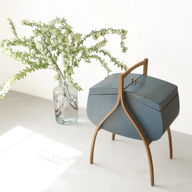 「スウェーデン製のヴィンテージソーイングキャビネット」藍色のペイントから北欧を感じます。