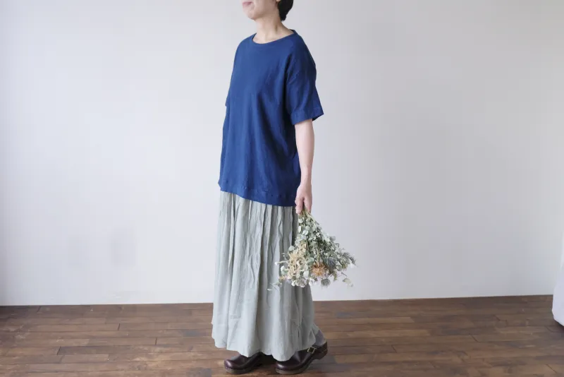 職人が一枚ずつ丁寧に手染めしてつくる「くらす服」重ね染めも行え、くらした月日がやどる特別な一着です。