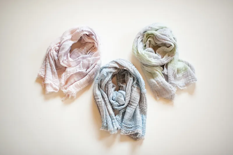 軽くて肌触りのよいコットン100％ストール「グランマストール　涼風」暑さや湿度がつのる季節にも心地よく使えます。