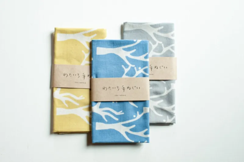 茶綿を含んで織り上げた木綿の生地をつかった「わたいろてぬぐい」