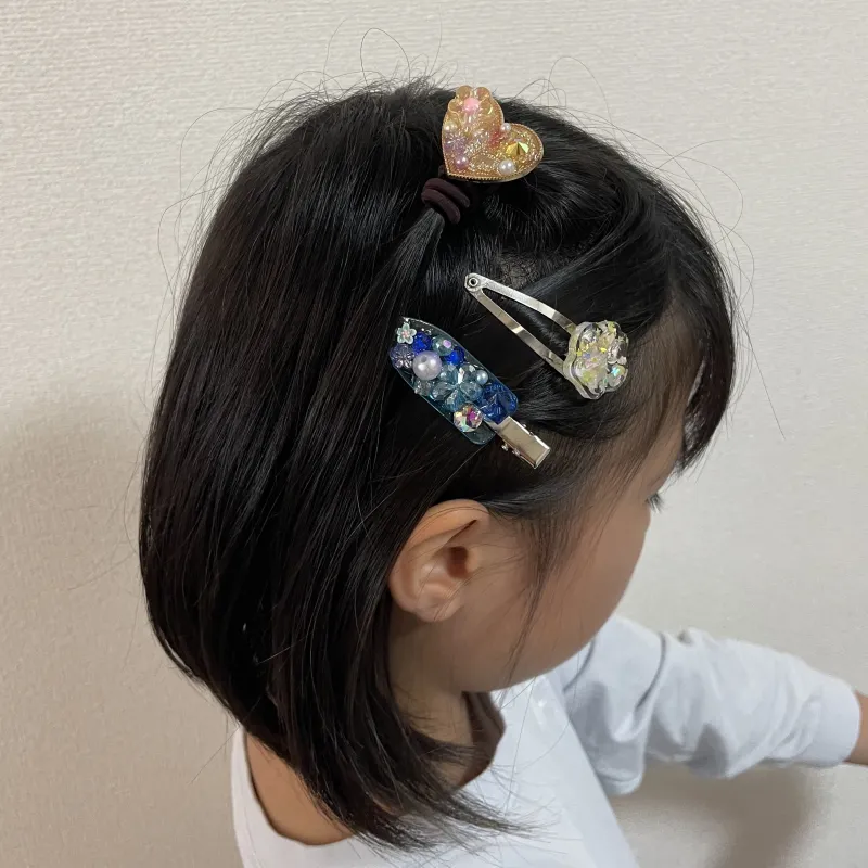 ヘアピンやヘアゴムなどのヘアアクセサリーをかわいくデコってご用意しました！