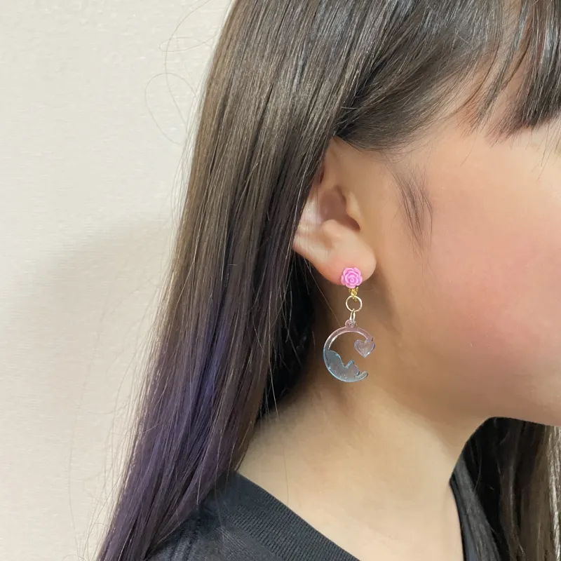 レジンを用いてイヤリングのパーツを作ったりデコったりしました。イヤリングをつけてオシャレに蚤の市を楽しんじゃおう！