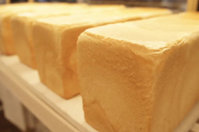 国産小麦を使用し、余計なものは使わない一番人気の角食パン