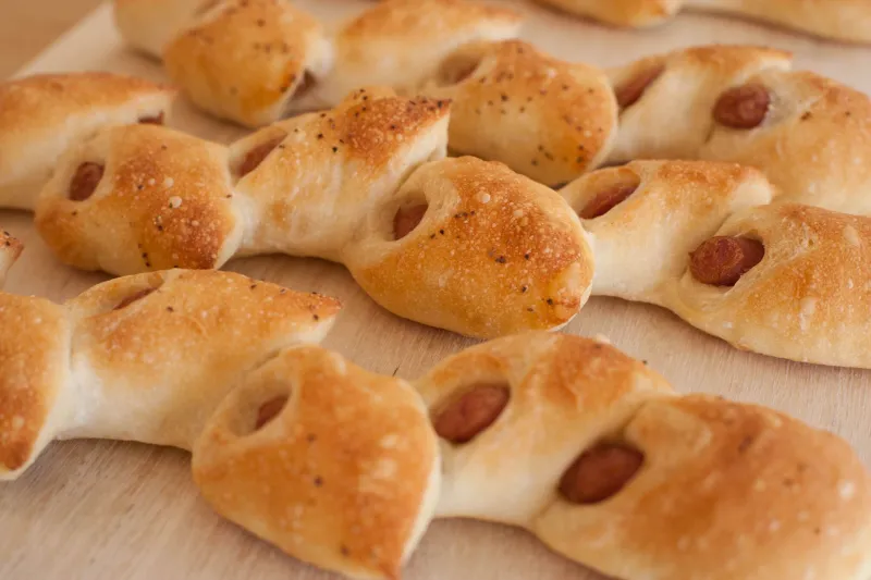 朝食にもワインにも合うロングソーセージを使ったソーセージエピ