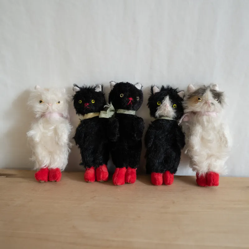 モヘア生地を使用したアンティークのぬいぐるみみたいな赤い靴を履いたぬいぐるみたち