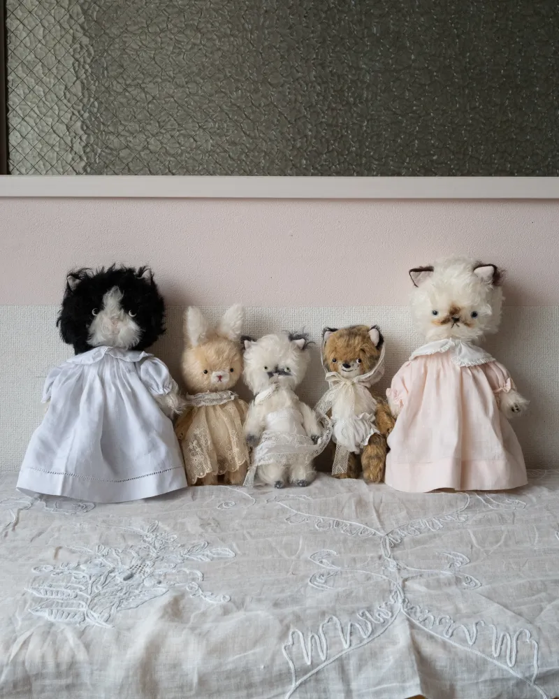 お洋服を着た可愛いお人形タイプのぬいぐるみ