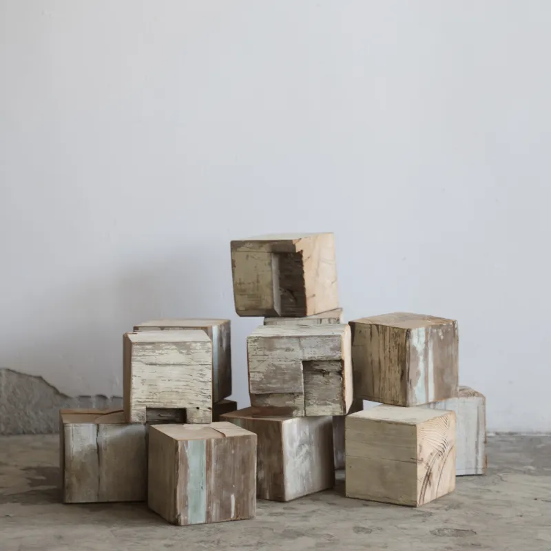 淡いペイント正方形の積み木？　やさしい色が好きです。