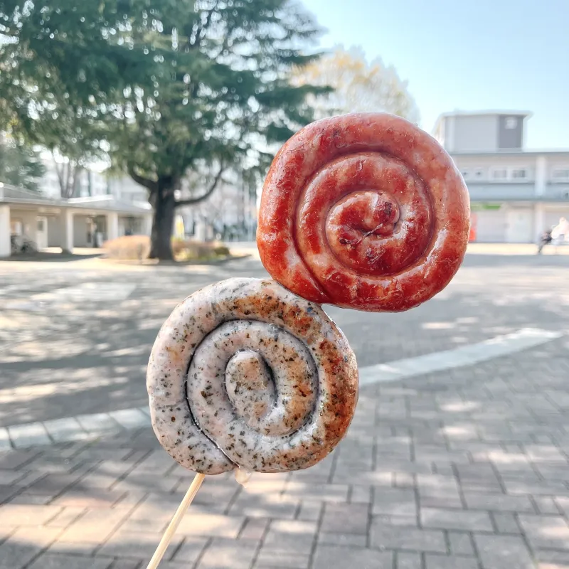 群馬県吾妻郡の豚肉で作る、2種の異なる自家製ソーセージうずまきちゃん