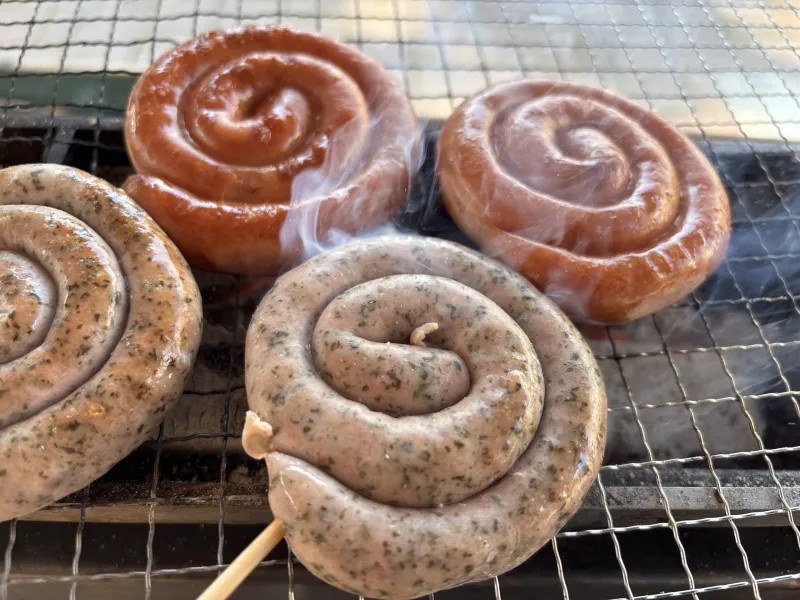 自家製ソーセージうずまきちゃんを炭火焼きにて。