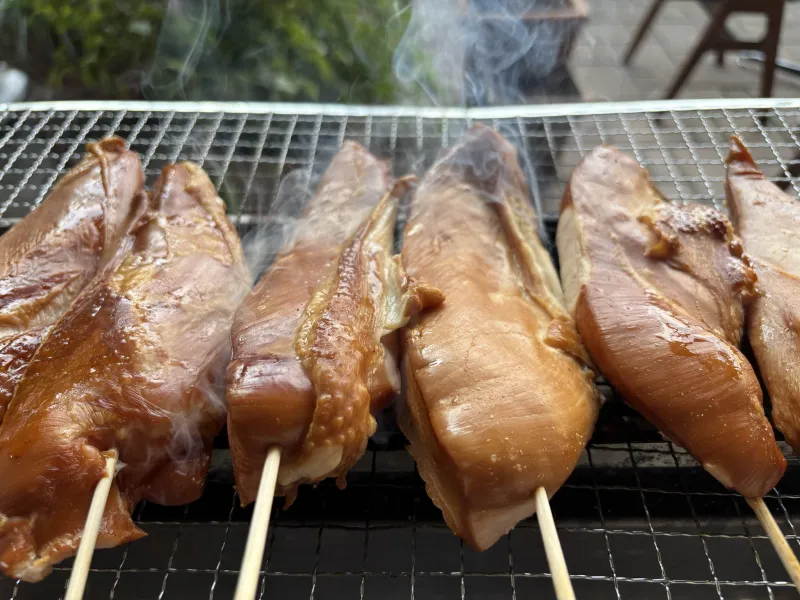 自家製スモークチキンを炭火焼きにて。
