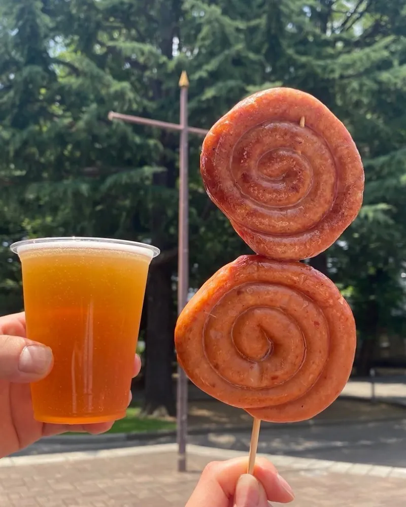 お隣に出店している手紙社さんクラフトビールと共に。