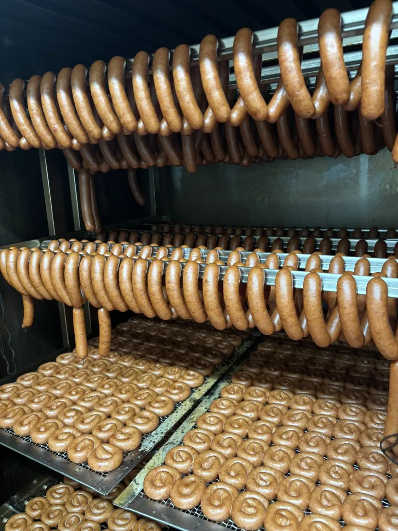 じっくり塩漬け熟成、しっかり燻して作っております。