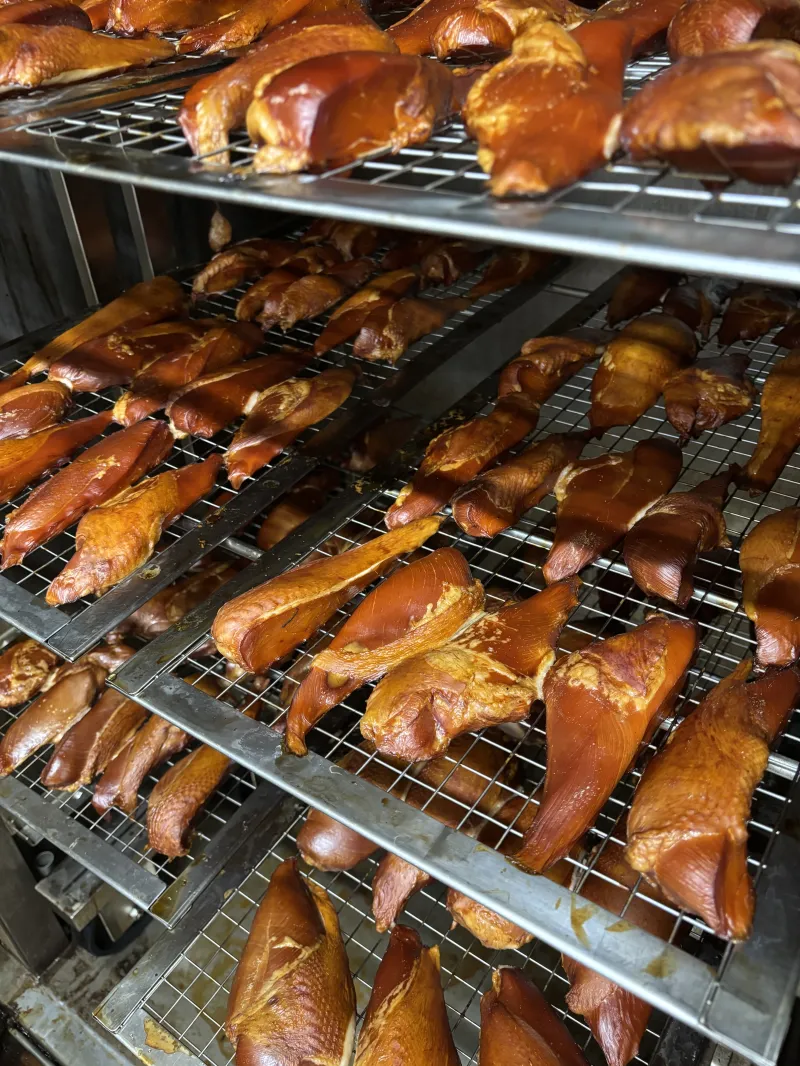 じっくり塩漬け熟成、しっかり燻して作っております。