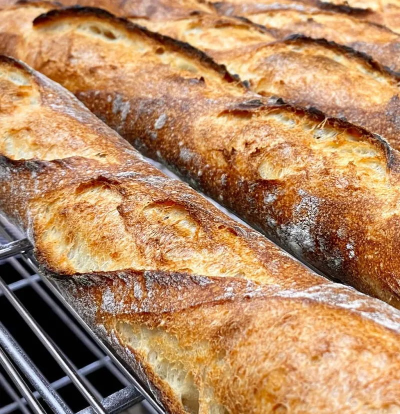 自家製天然酵母を入れた生地を一晩寝かせた事によって粉の甘味と深いうま味を楽しめます。