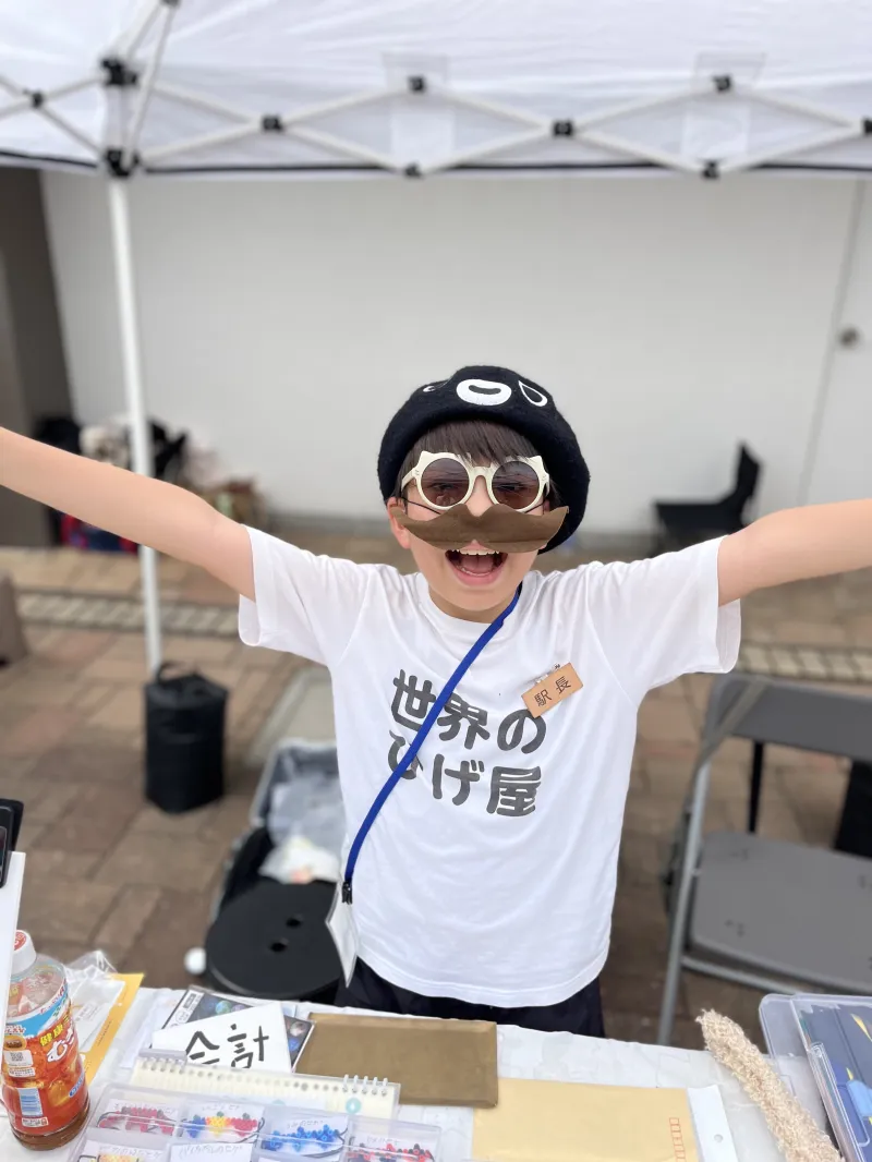 世界のひげ屋の店長、あだ名は「駅長」。フェルトで作るひげが得意です。あなたに似合うひげもその場で切ります！