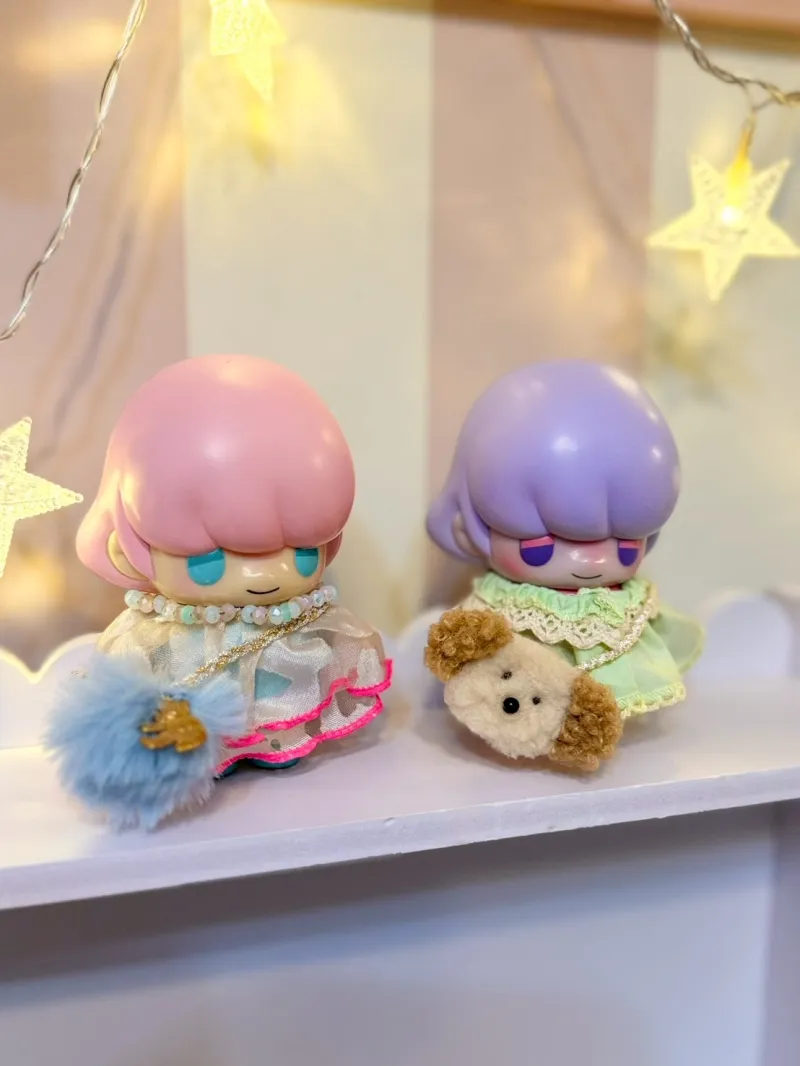 bag作家シホンさんとのコラボ作品（画像はサンプルとなります）「アガールちゃん」にお洋服とバッグを持たせたかわいい作品です。