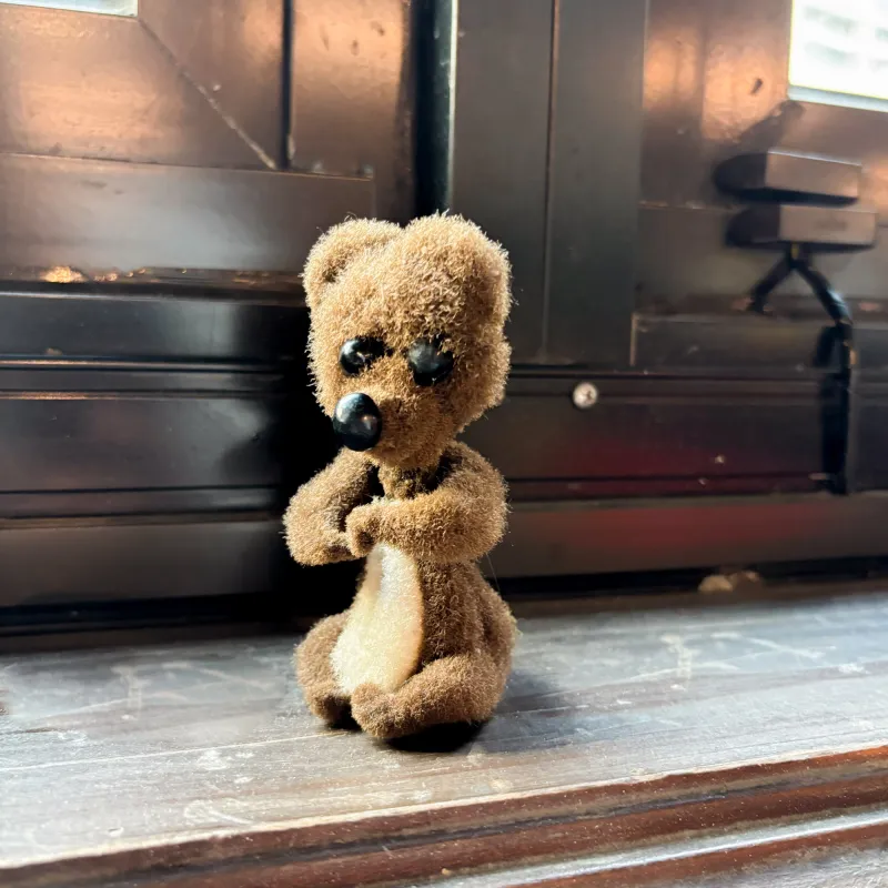 チェコのアンティークフィギュア。100年近くまえの素朴なつくりでキュートな顔つき。