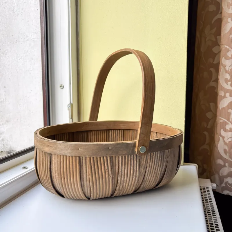 フィンランドのカゴ。樹皮を曲げて作られた小ぶりなスタイルが北欧らしさ満点です。
