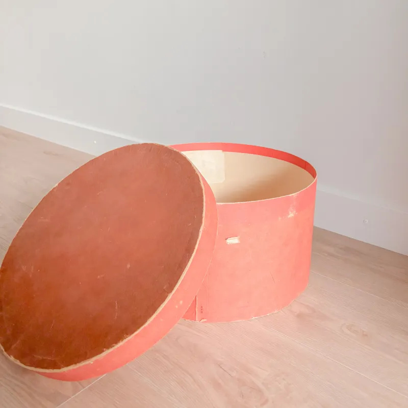 フィンランドの帽子箱。大きめサイズなので収納にも活躍してくれそうです。