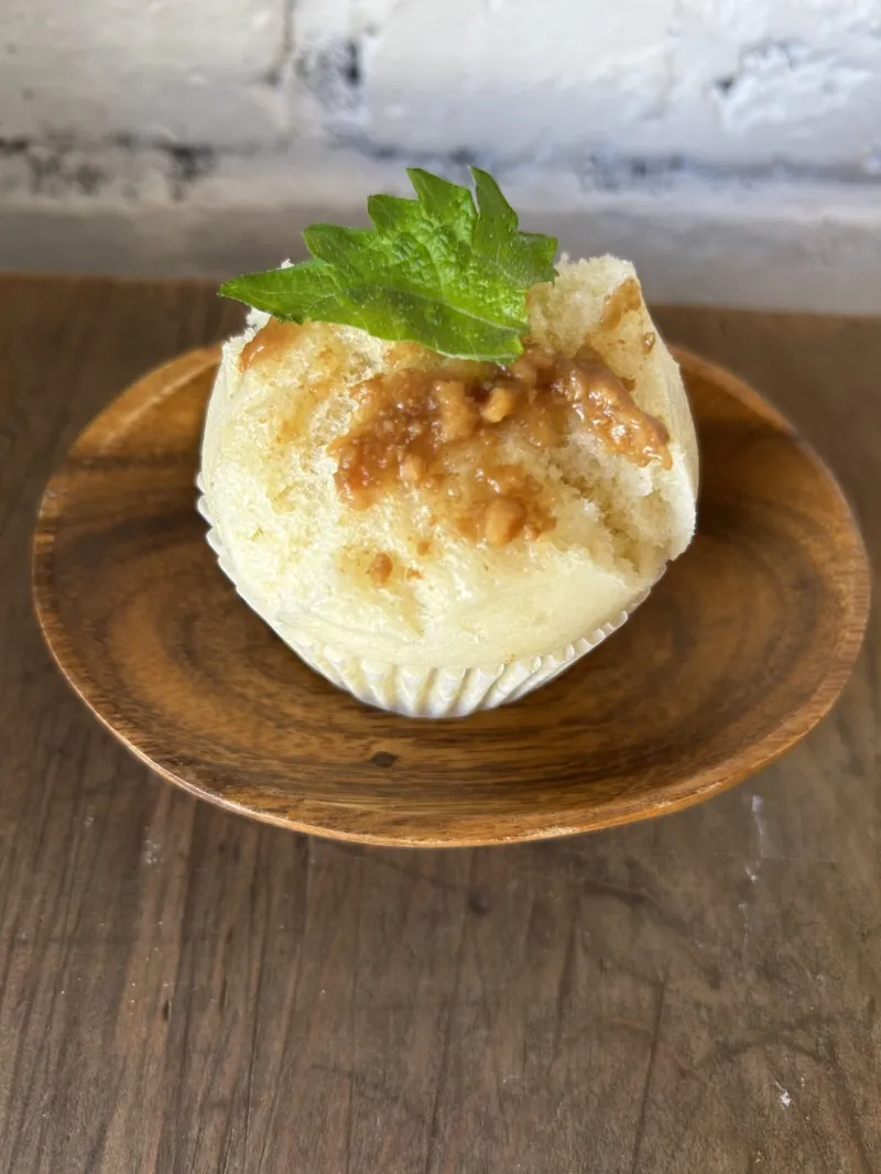 「肉みそと大葉」ガツンとした肉みそと大葉が人気の蒸しパン