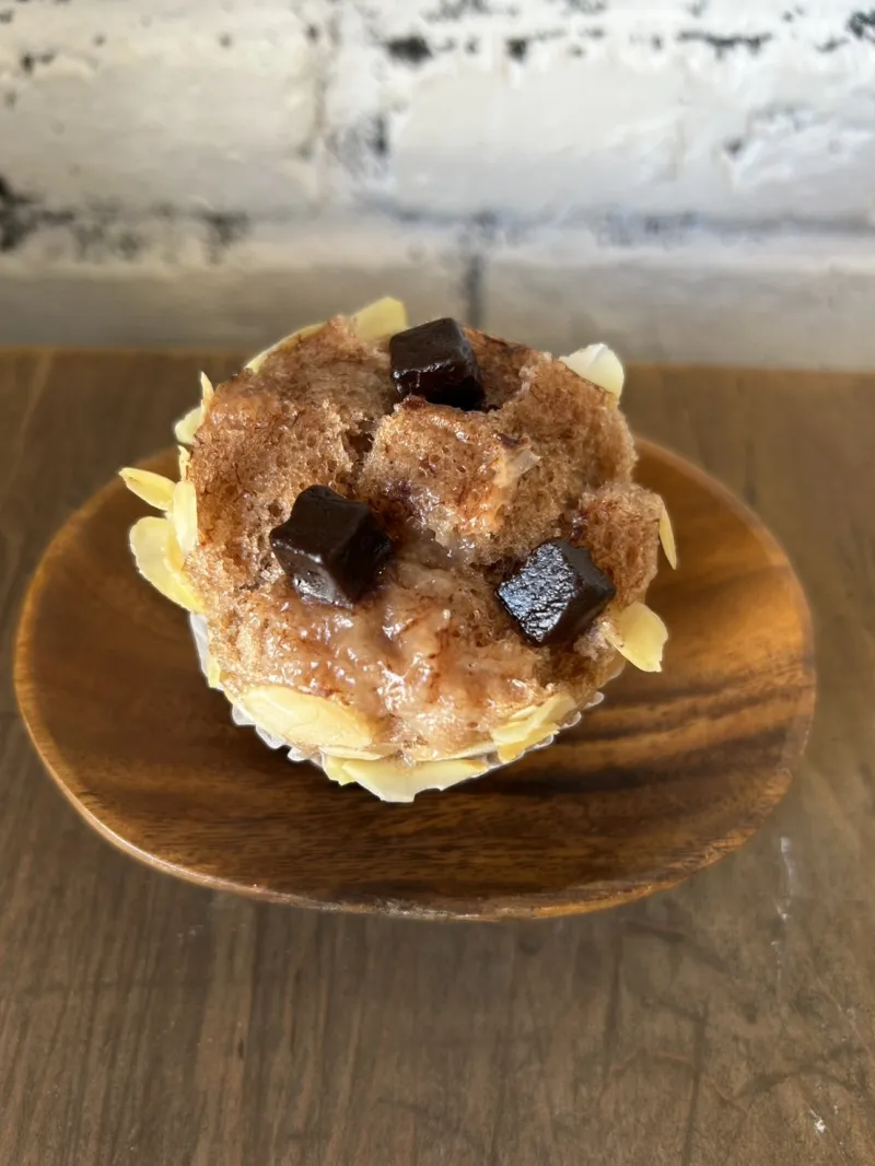 「Wチョコナッツ」なめらかなチョコクリームにカシューナッツが入り、チョコチャンクとアーモンドをトッピングした蒸しパン