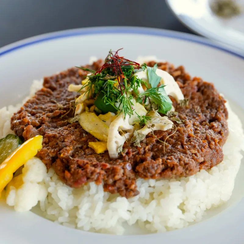 白樺珈琲の一番人気フードメニュー「白樺ドライカレー」です。ピリ辛でご飯が進む一皿
