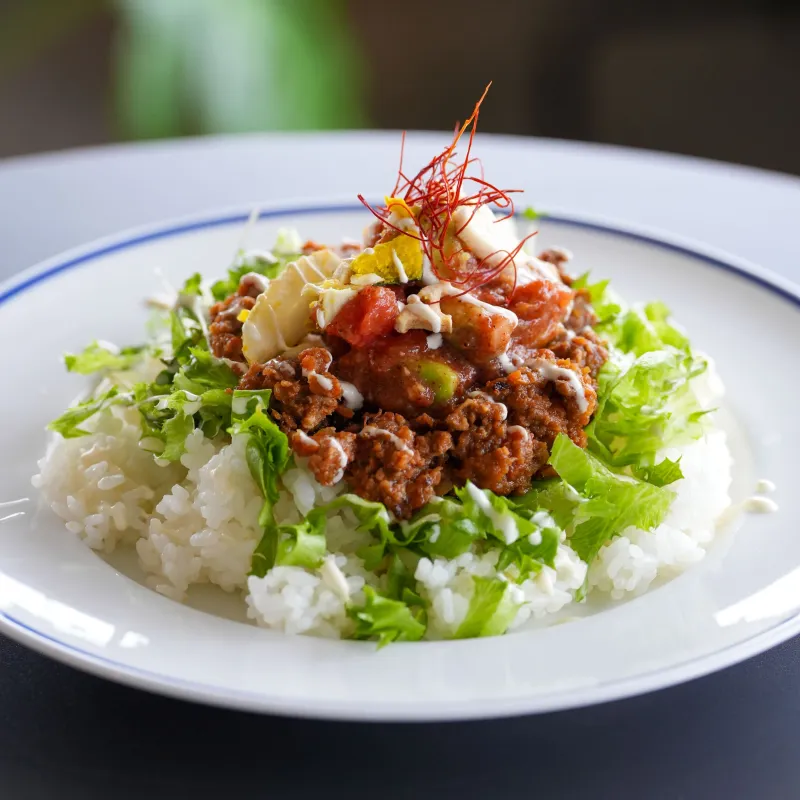 「白樺タコライス」白樺ドライカレーに特製ワカモレ、レタス、チーズソースをトッピングした特製タコライスです。