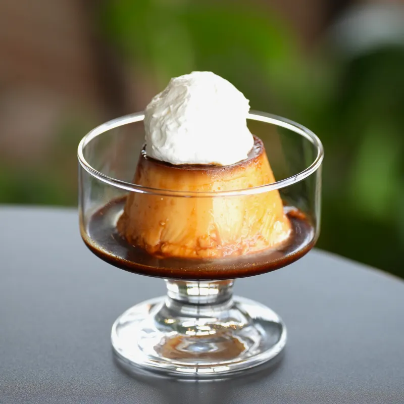 白樺珈琲名物の「大人のカスタードプリン」ほろ苦いカラメルにむっちり食感の固めプリンです。