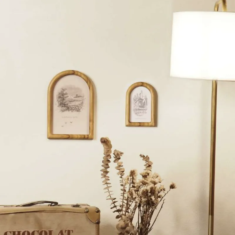 アーチ型が珍しいフォトフレーム。チークの木目の風合いも素敵です。