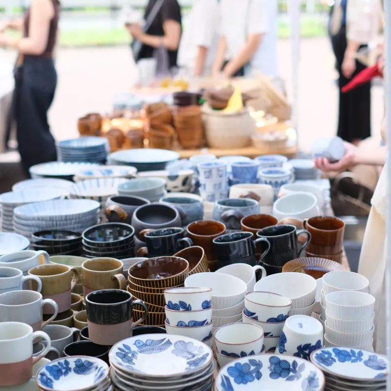 毎回たくさんお持ちする食器。ほとんどが電子レンジ・食洗機使用OK。（写真のものとは違うものをお持ちします）