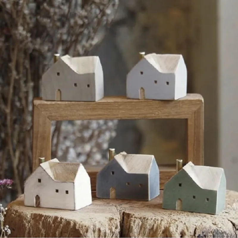 真鍮のえんとつ付きの小さな木の置物。お土産にもしやすい値段で毎回大人気です。